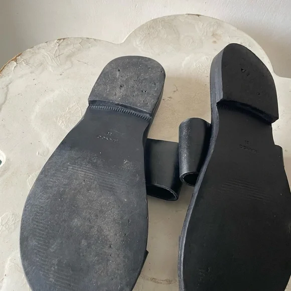 💥FINAL MARKDOWN💥⭐️Black Leather Sandals with Gold Buckles - Picture 2 of 3